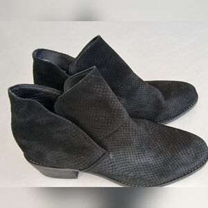 Me Too Black Textured Block Heel Booties – Size 8M – NWOT